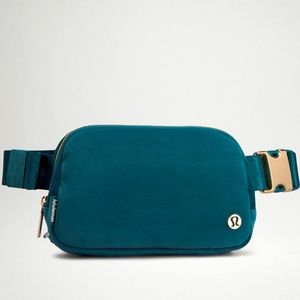 Lululemon Everywhere Belt Bag Velour Green Jasper/Gold 1L